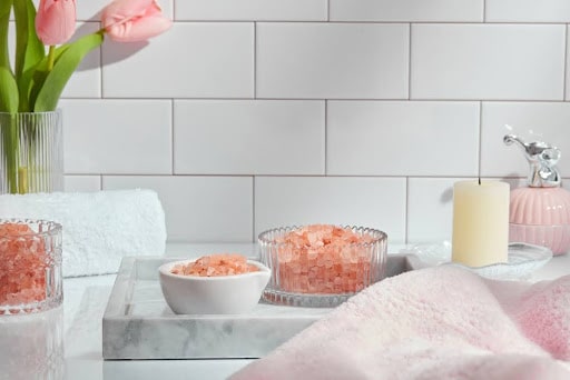 バスルームにバスソルトがあるイメージ