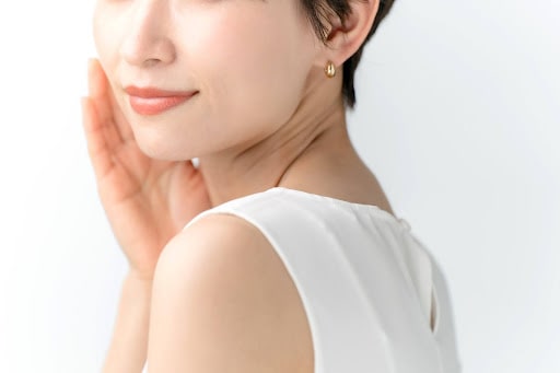 頬に触れる女性