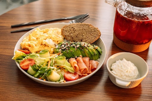 色とりどりな野菜の食事